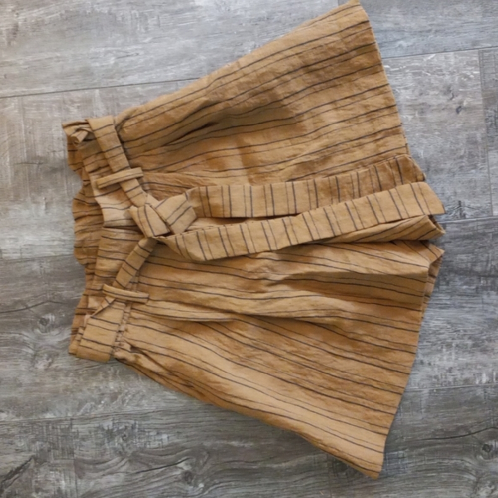 H&M size 2 women's striped belted shorts. Front zip & pockets